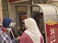 تكدسات للمواطنيين امام البنوك والبريد 