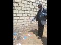 نائب يقوم بتعقيم المنازل