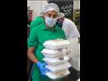 صور من توزيع وجبات على مدن العزل الصحي
