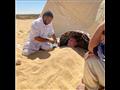 محمود حميدة يخضع لحمام رمال في واحة سيوةمحمود حميدة يخضع لحمام رمال في واحة سيوة