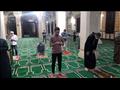 مصلون يؤدون صلاة الفجر