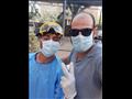 اسلام كمال مع أحد الاطقم الطبية داخل العزل بالشرقية    