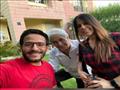 المخرج محمد يتوسط ابنته وزوجها