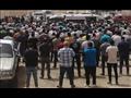 مئات المشيعين يؤدون صلاة الجنازة على الأسرة 