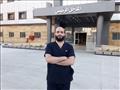 الطبيب احمد الطنوبي خلال تواجده بمستشفى العزل الصحي ببلطيم