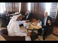 المحافظ يتناول الطعام مع مشايخ البدو 