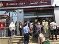 طوابير وتكدس المواطنين أمام البنوك