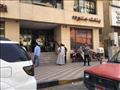 طوابير وتكدس المواطنين أمام البنوك