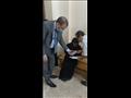 قاض يساعد مسنة على التصويت في انتخابات الشيوخ بأسيوط