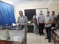 رئيس لجنة انتخابية يغلق صندوق الاقتراع