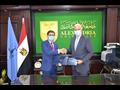 رئيس جامعة الإسكندرية خلال توقيع الاتفاقية 