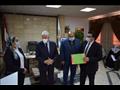 المحافظ يكرم وكيل الوزارة