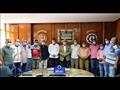 المحافظ مع قيادات قطع الصرف الصحي في السويس 