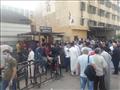 صورة أخرى من الزحام أمام باب محكمة كفر الشيخ