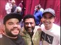 محمد عبد الرحمن مع أبطال مسرحية علاء الدين