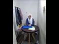 الطالبة هبة حامد داخل غرفة مذاكرة دروسها 