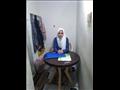 الطالبة هبة حامد داخل غرفة مذاكرة دروسها 
