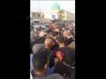 حسن الرداد يتلقى العزاء في والدته وسط تزاحم الأهالي