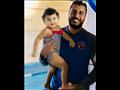 محمد الزغوي مدرب الرضع على السباحة 