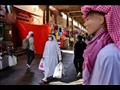  إماراتيون يتسوقون في السوق الكبير في دبي بالإمارا