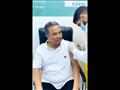محمد عبده يتلقى لقاح كورونا