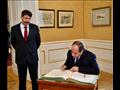 السيسي يكتب كلمة في سجل الشرف بقصر الرئاسة بالعاصم
