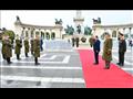 السيسي يضع إكليلًا من الزهور على النصب التذكاري بميدان الأبطال ببودابست