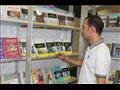 قاري يتفقد عناوين الكتب 