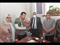 رئيس جامعة سوهاج يزور طبيب الباطنة المسحول