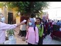 كمامة وفحص طلاب المدارس في أول أيام العام الدراسي الجديد بأسيوط  (2)