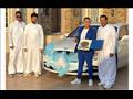 عمر كمال بجانب سيارته بنتلي فلاينج سبير