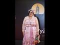 خدوجة صبري في الافتتاح بزي تصميمه ولونه غريب 