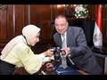 محافظ الإسكندرية يكرم المصورة الكفيفة 