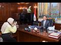 محافظ الإسكندرية يكرم المصورة الكفيفة 