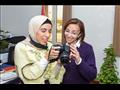 محافظ الإسكندرية يكرم المصورة الكفيفة 