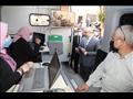 محافظ بني سويف يتفقد منظومة العمل في المركز التكنولوجي المتنقل