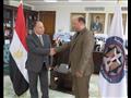 وزير المالية يكرم مدير الحسابات بمديرية صحة القليو