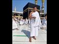 حمو بيكا يؤدي مناسك العمرة