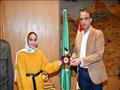 محافظ الفيوم يُكرم طالبة الثلاجة المتنقلة