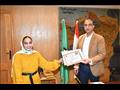 المحافظ يكرم الطالبة سعاد مصطفى صابر 