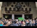 مجدي الهواري يشيع جثمان شقيقه من مسجد السيدة نفيسة 