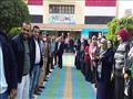 معلمون يستقبلون مديرهم بممر شرفي