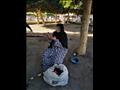 خلال جلوسها في الشارع