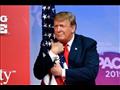 الرئيس الأميركي السابق دونالد ترامب وهو يعانق العل