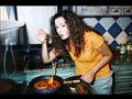 داليا مصطفى فنانة في المطبخ
