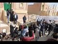 مشيعو جثمان يوسف شعبان يؤدون صلاة الجنازة أمام المقابر