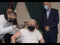 الرئيس الفلسطيني يتلقى اللقاح