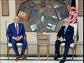 الموفد الأميركي زلماي خليل زاد (يسار) خلال لقائه م