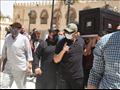 أحمد خالد صالح يحمل نعش والدته لمثواها الأخير