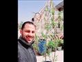 شاب يحول سطح منزله إلى حديقة خضروات وفاكهة